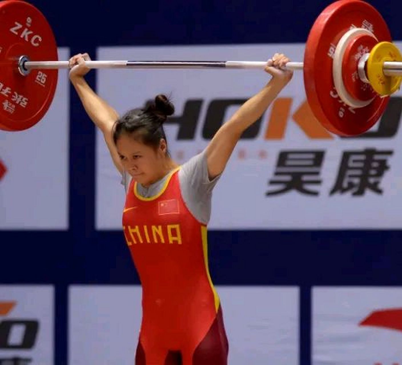 奥运举重冠军陈晓敏卖掉自己的9枚金牌,共获得399万的收入,在面对众人