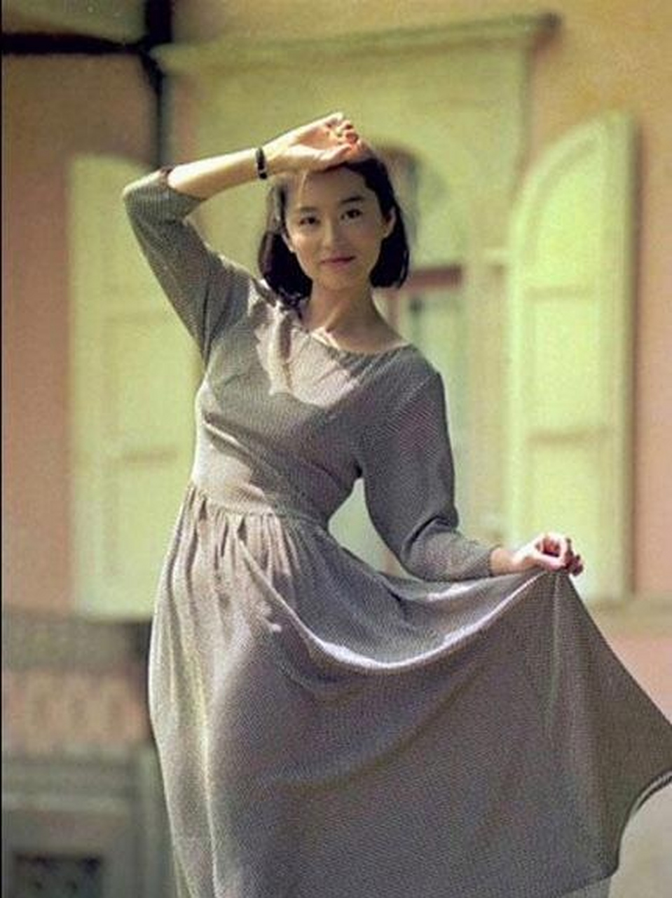 上世纪八十年代,台湾大美女林青霞在外国游玩时拍摄的照片.