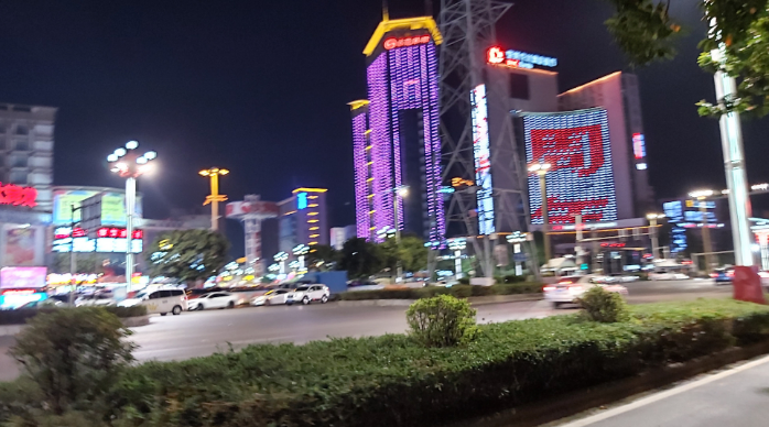 东莞大朗的夜景,路灯下的大朗街头光彩耀人