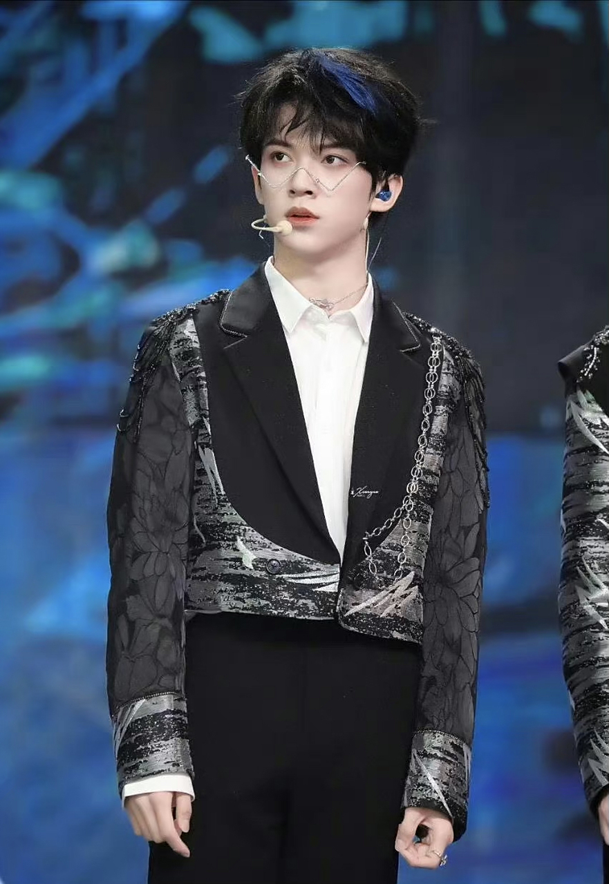 tf家族三代大连演唱会舞台饭拍,正值青春的大帅哥,也太养眼了吧!