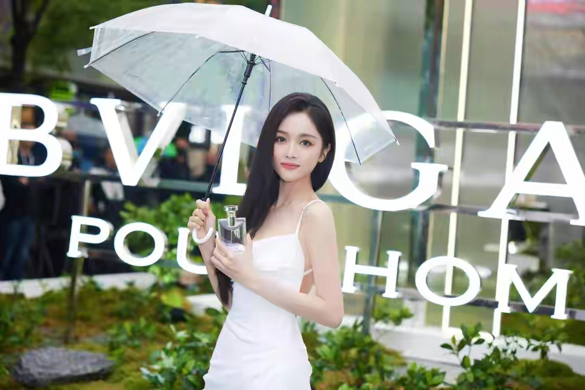 美腿纤细,俏丽动人  吴宣仪写真,一袭白色吊带裙,美腿纤细,俏丽动人