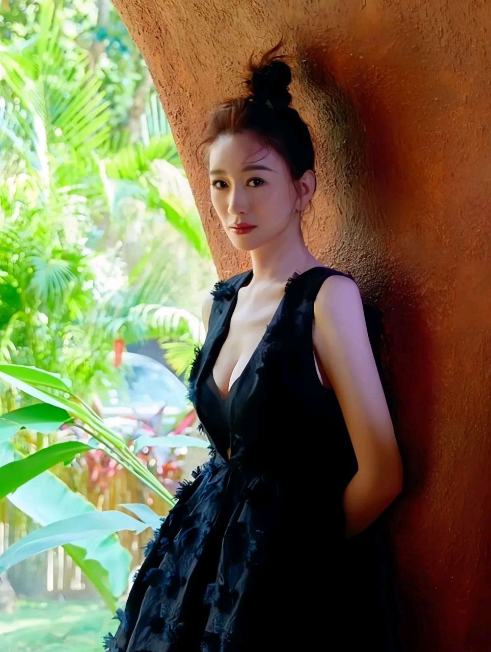 有点冷白皮的李小冉,一看就是位大美女,不要以为她很瘦,事实上她还是