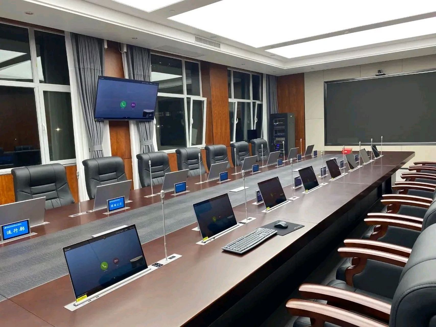 前几年,单位把会议室改造成多媒体会议室,推行无纸化办公.