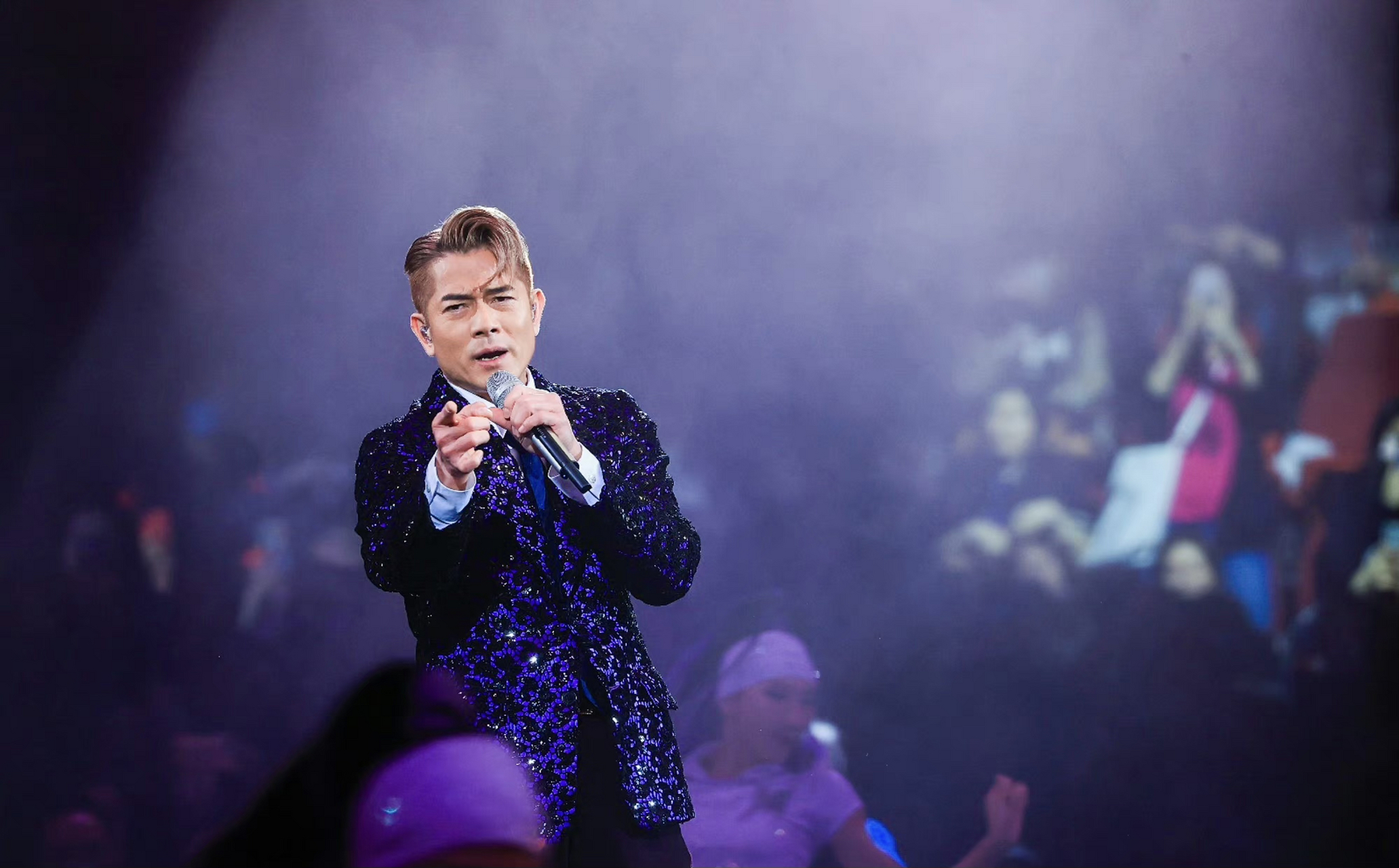 郭富城现身张国荣纪念音乐会 演唱张国荣经典歌曲《monica》,好大的