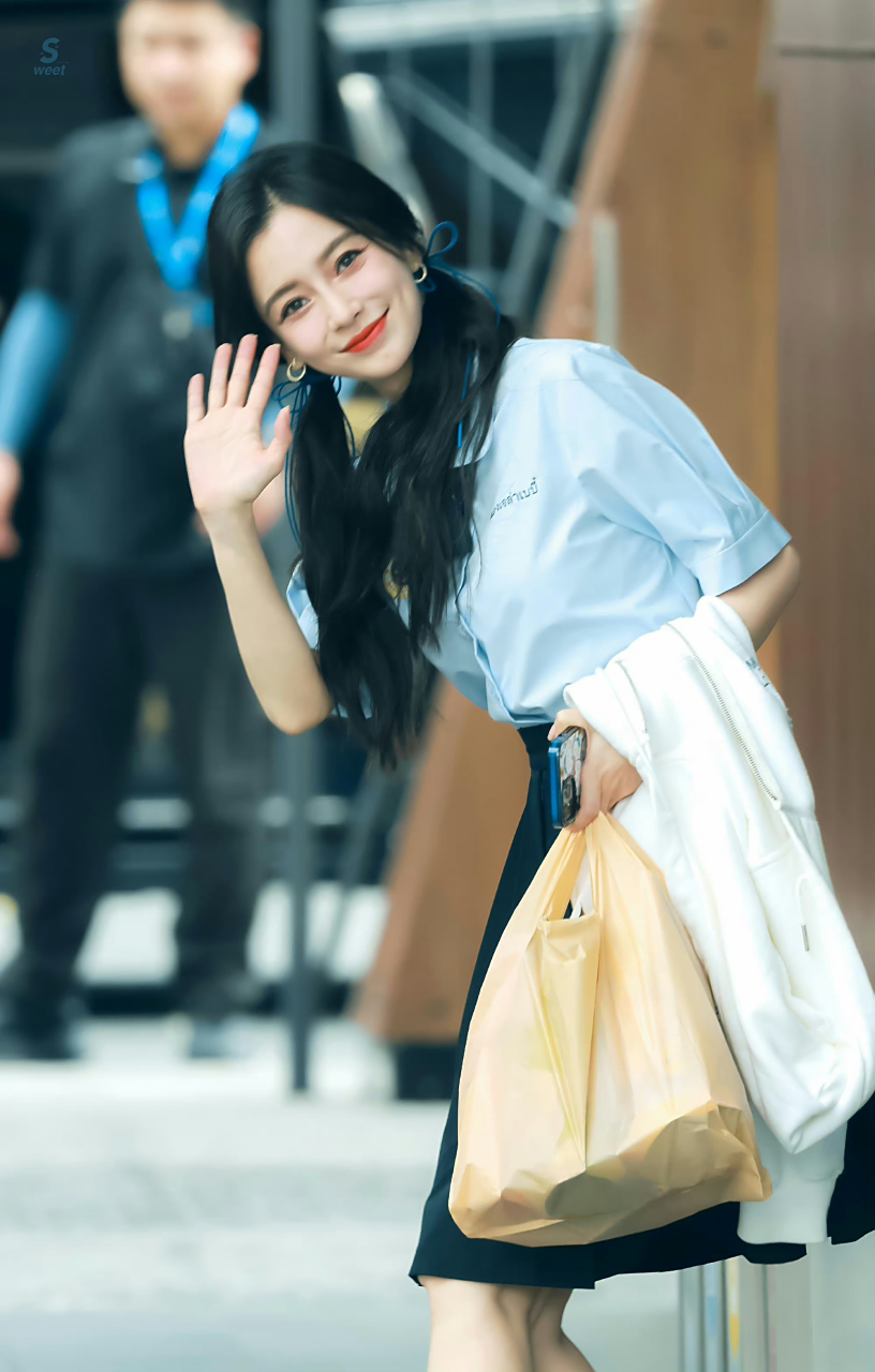 粉丝镜头下的angelababy,扎双马尾穿学生装,减龄又少女,不像当了妈的