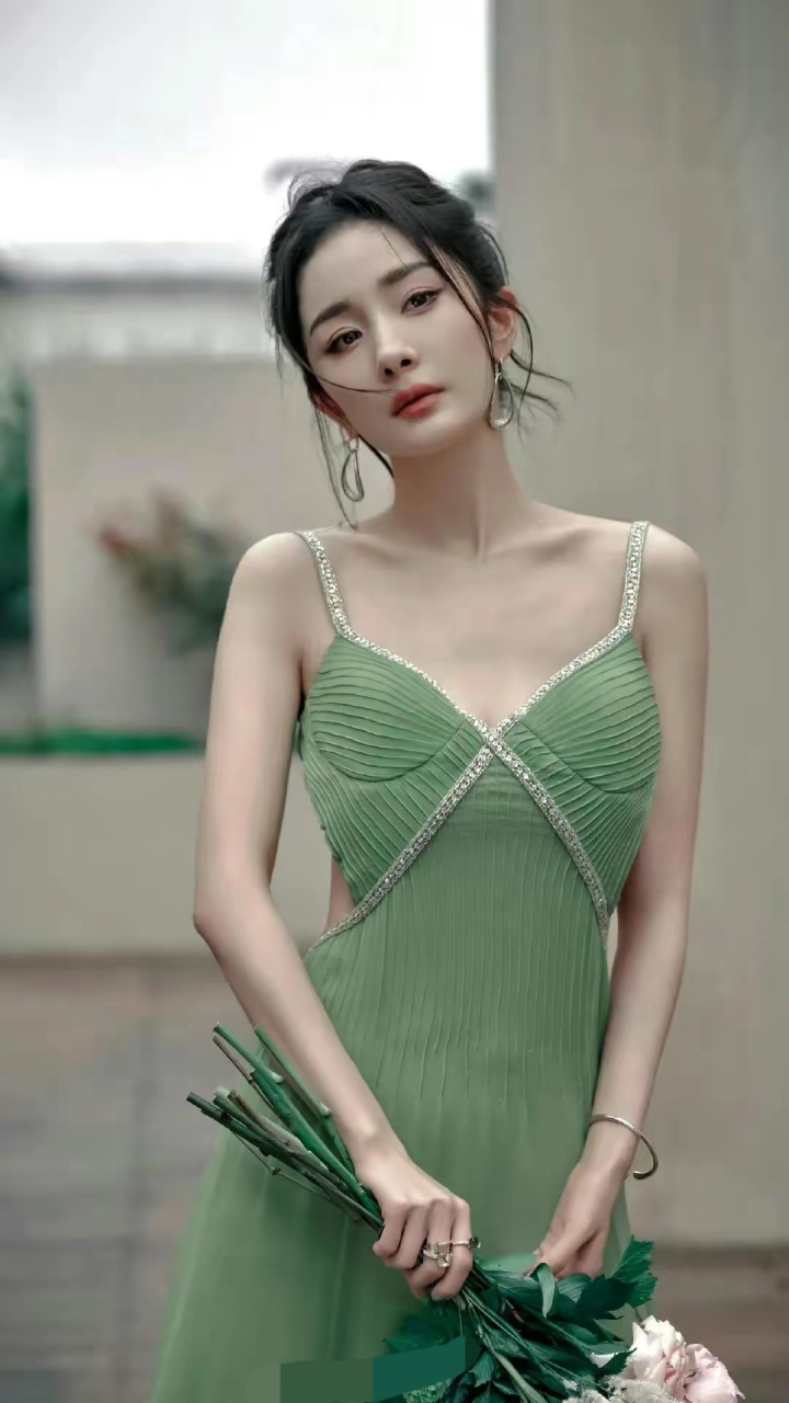 杨幂时尚造型再创新高,一袭黄色露背开叉连衣裙,完美展现迷人身材!