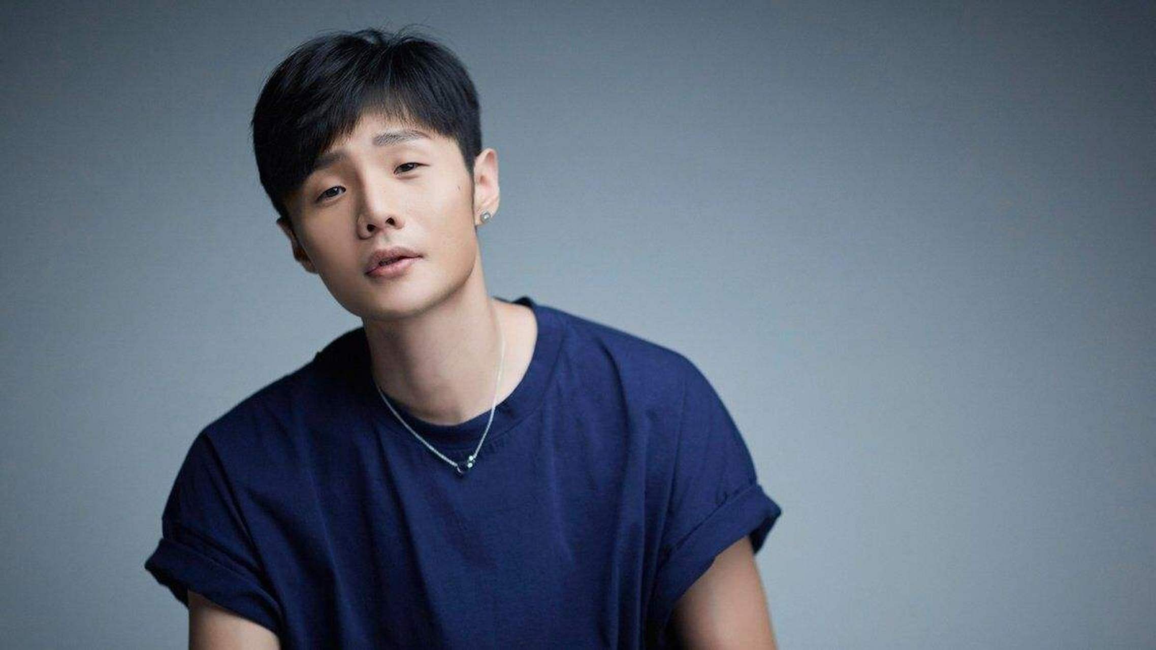 看到李荣浩这双眯眯眼,就想起了邓超说过的一句台词"敢不敢睁开眼睛?