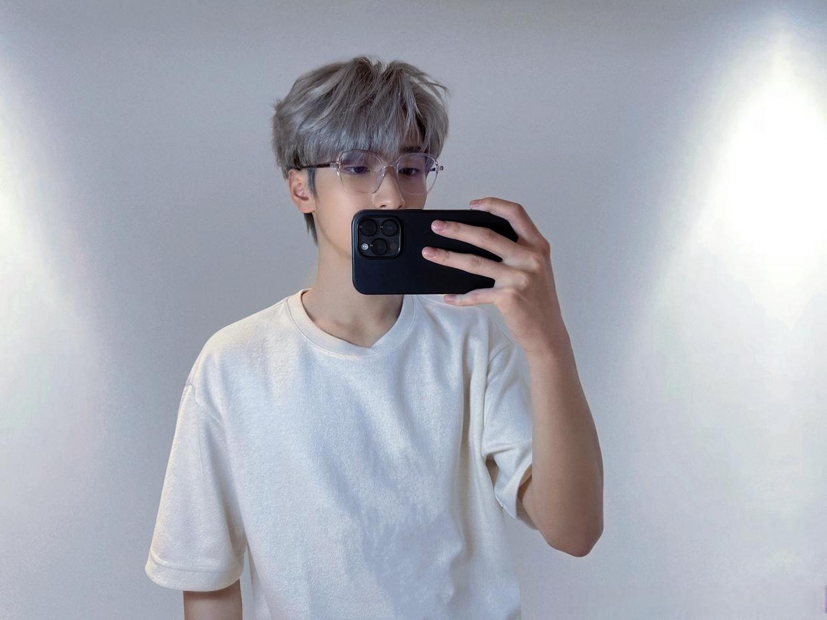 严浩翔# #百家号星火计划# 浩翔的银灰色头发搭配眼镜,妥妥漫画美