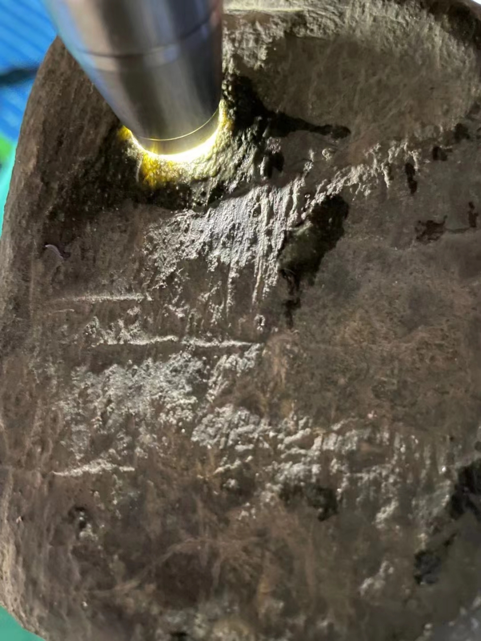 场口:莫西沙老象皮     特价 :58888  重量:4561克  特点:石形完整,种