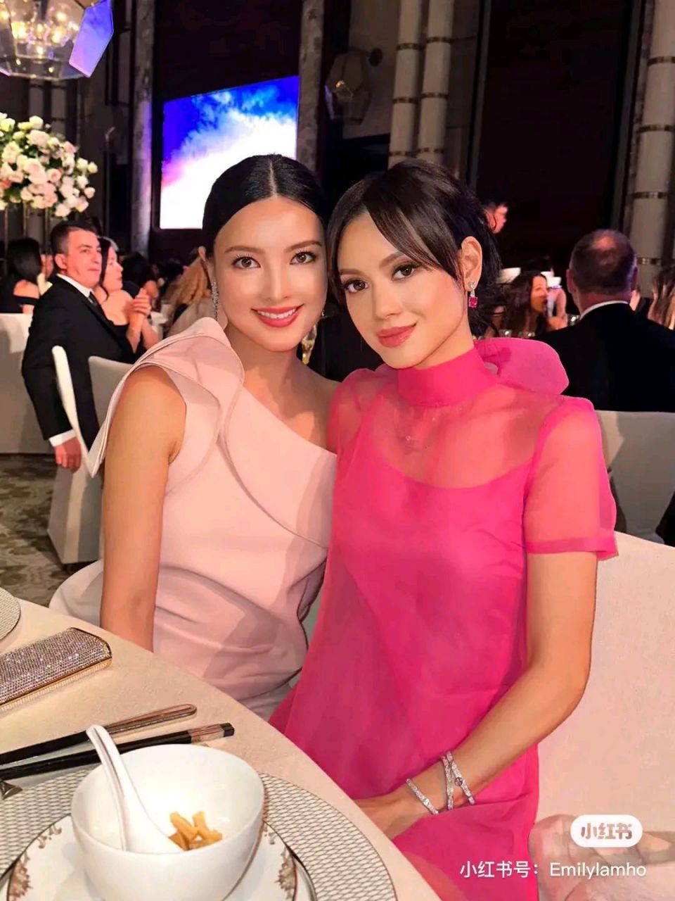 香港名媛林恬儿晒出参加好朋友婚礼的照片,网友:实在是太美啦!