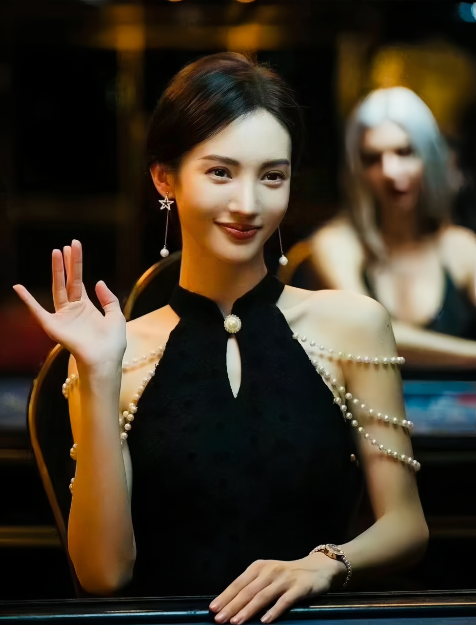 金晨妥妥的喜剧人啊,上半身vs下半身,上半身性感魅惑的金晨,下半身穿