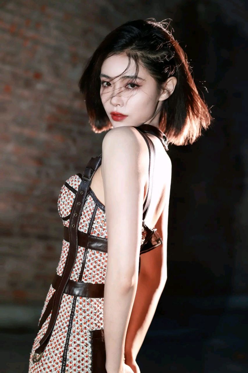 美图分享～许佳琪抹胸裙,黑绑带, 性感又美丽