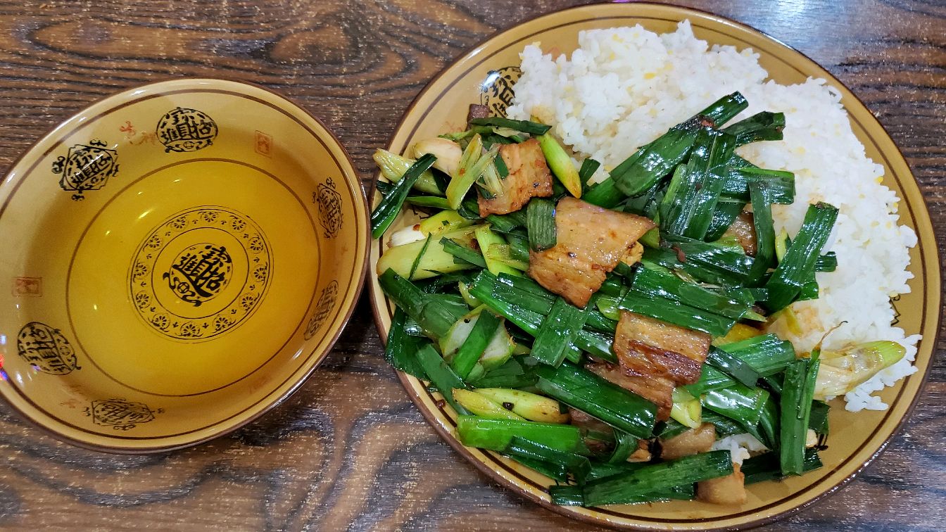 四川绵阳一座三线城市,一份15元的回锅肉盖饭,肉菜比饭还多贵吗