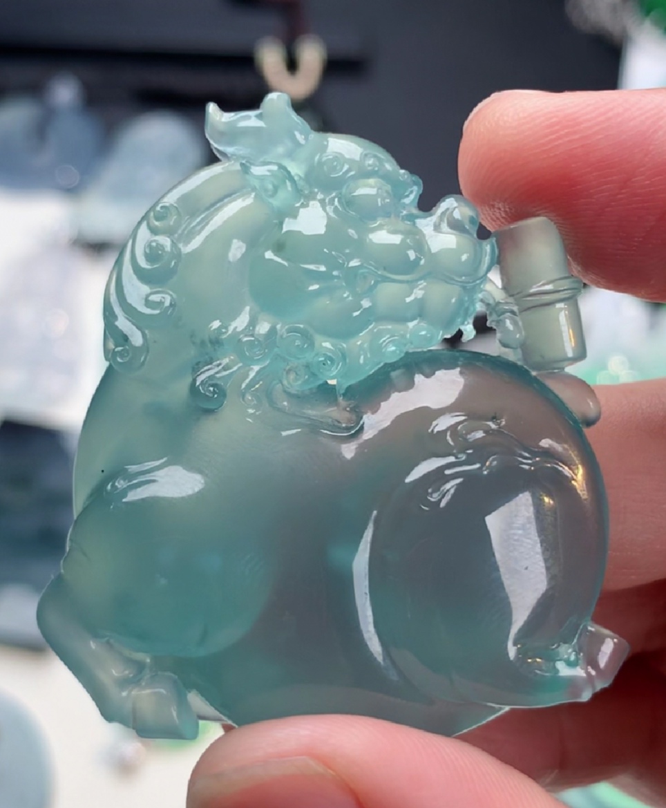 翡翠挂件,天空蓝狮子,种水俱佳,颜色美