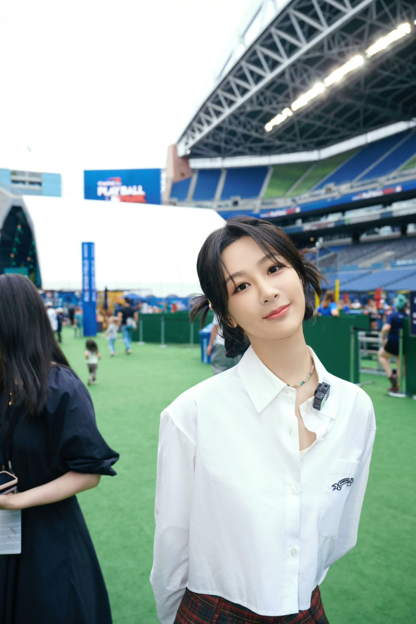 杨紫太会穿了,蓝白棒球服外套搭配短款织衫格子裙,青春活力满满