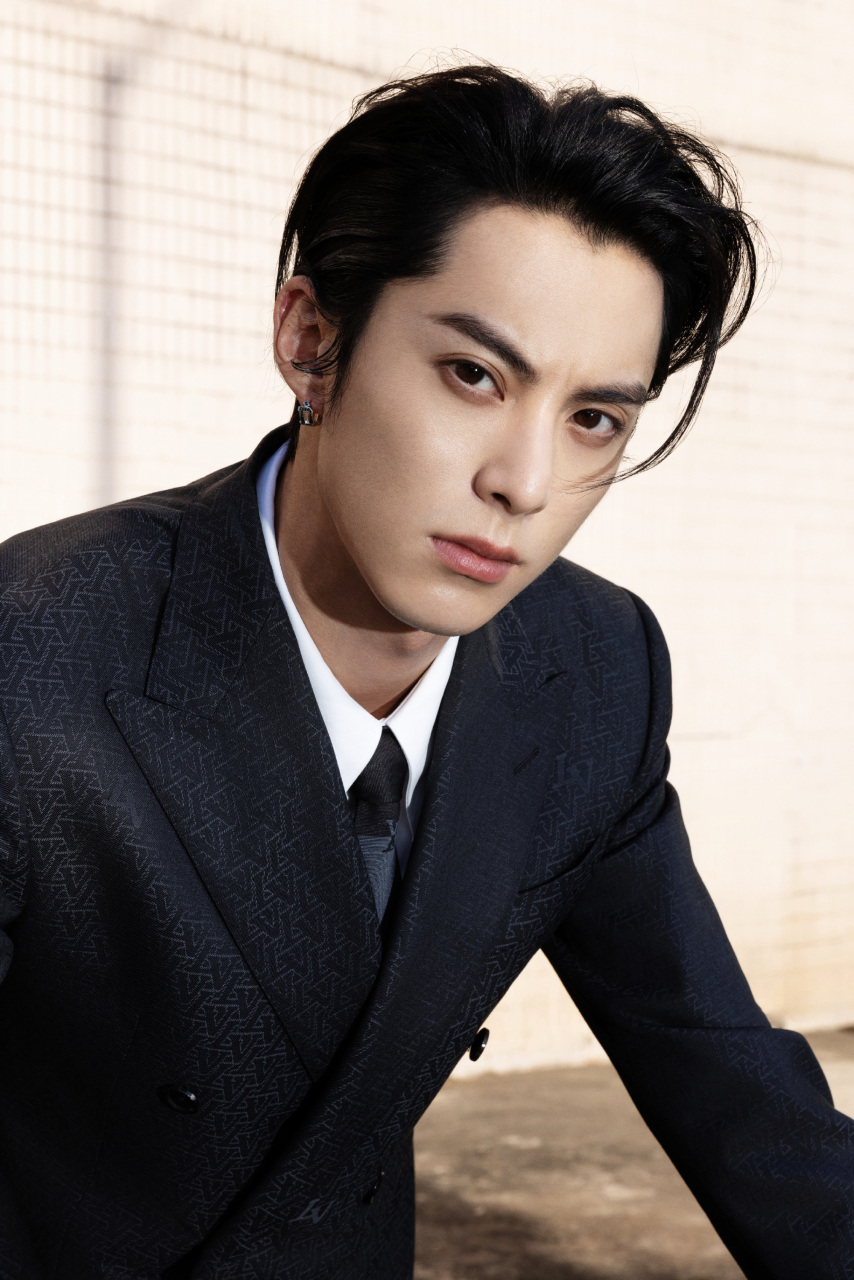 王鹤棣西装帅气写真[月亮][心]