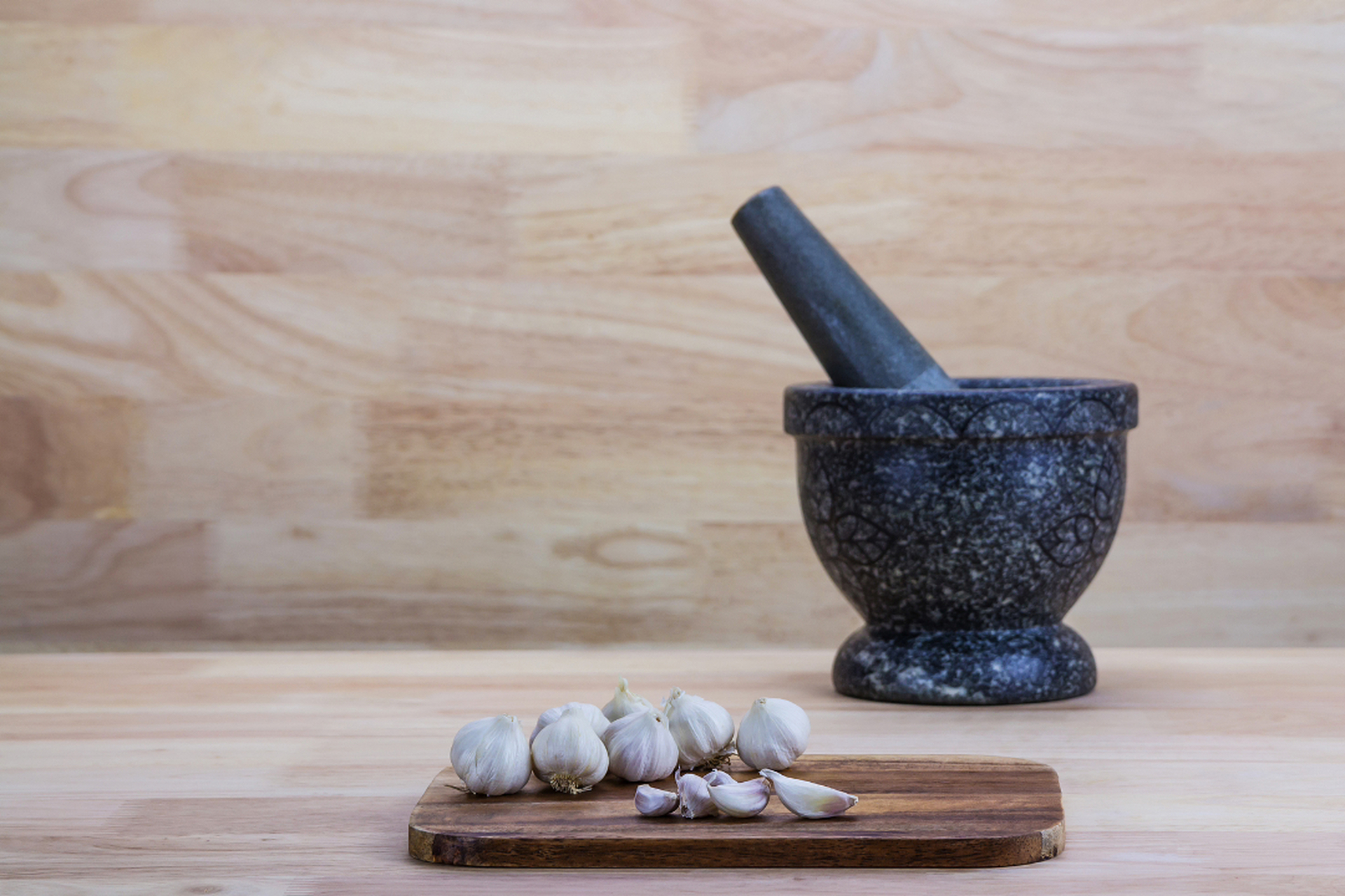 在傍晚与老公散步时,他在路边摊看中了一个捣蒜石臼,摊主要价35元,但