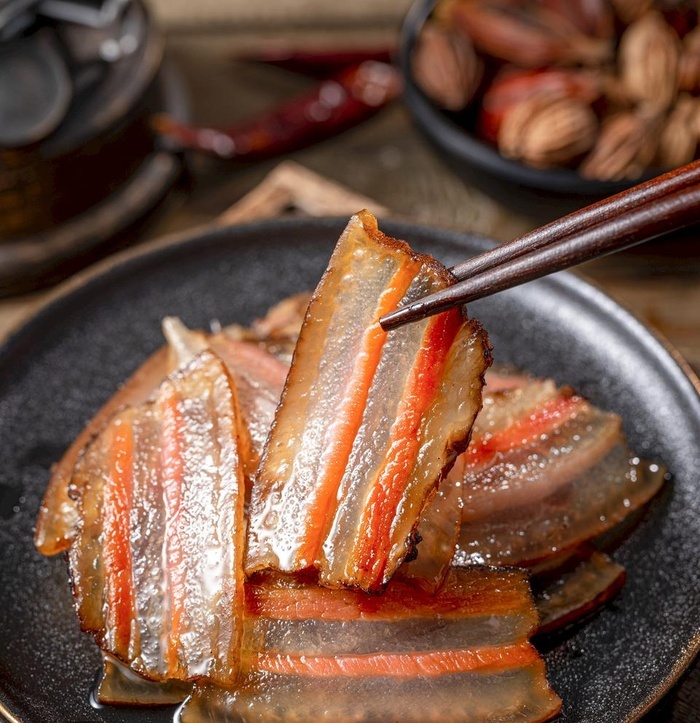 腊肉有着咸香的口感,晶莹剔透的样子,吃的嘴里很香,回味无穷,其已经