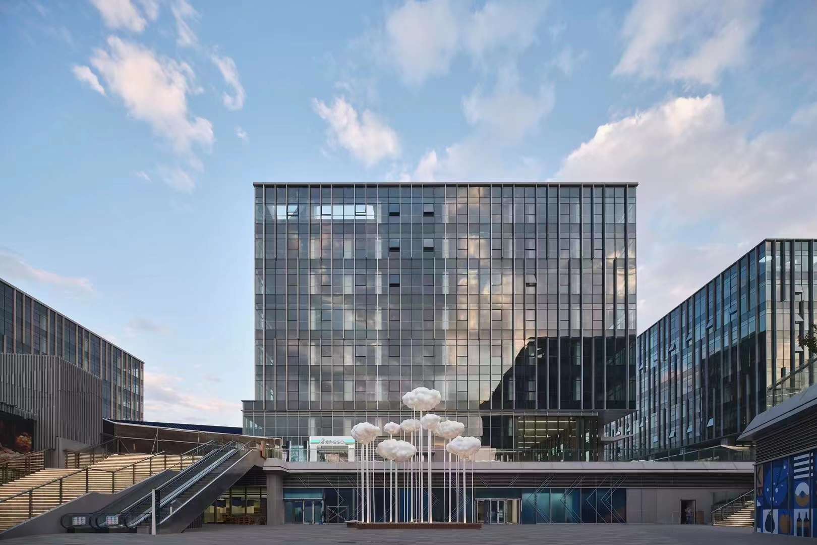 东虹桥中心:便捷区位,绿色智能办公新体验