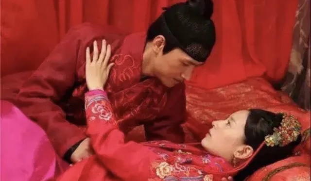 古代,一个穷秀才要娶富商的女儿,洞房时穷秀才发现妻子是个秃顶