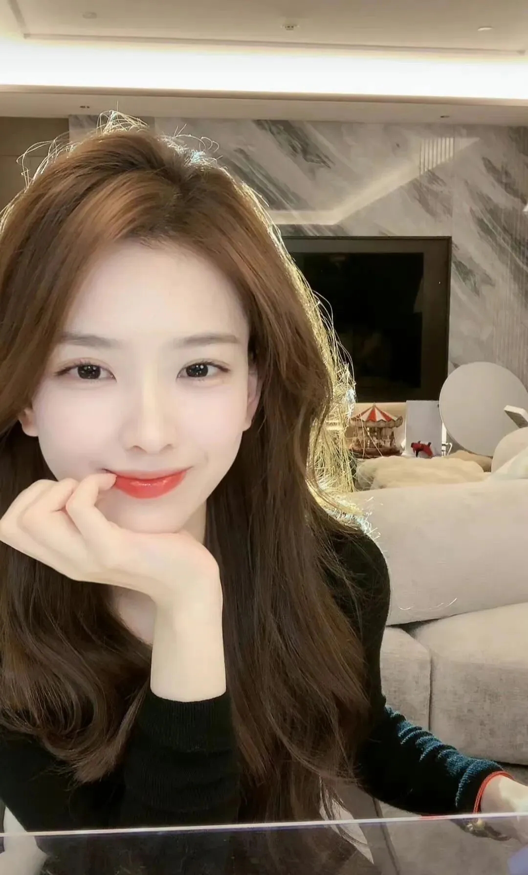 痛骂王思聪的孙一宁也有今天?被00后妹妹撩到方寸大乱