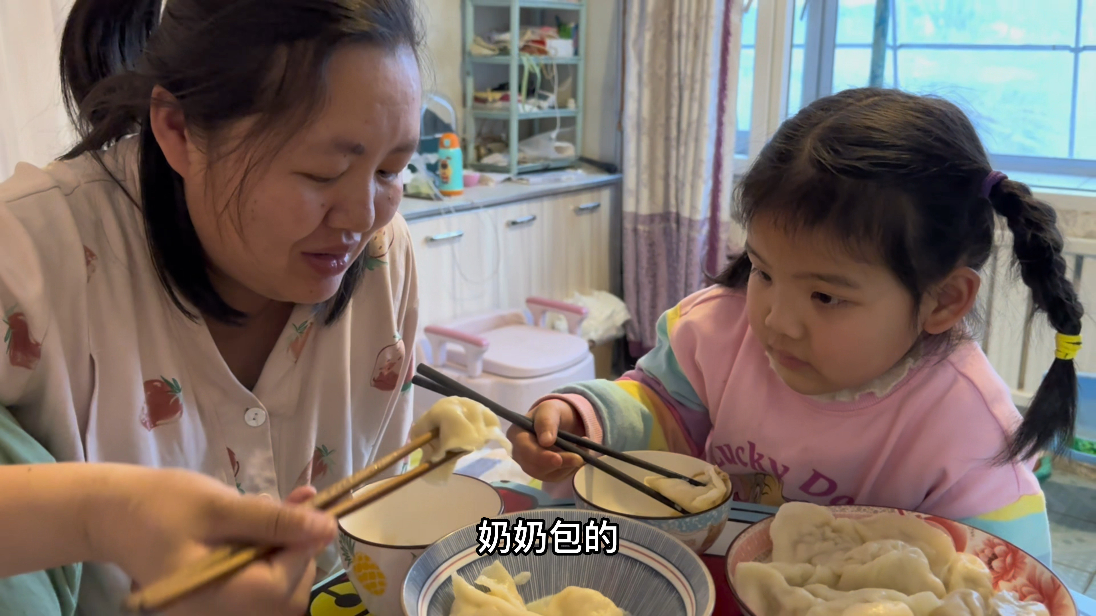 东北农村住大炕费柴火,爸妈齐心协力包饺子,广西媳妇吃美了