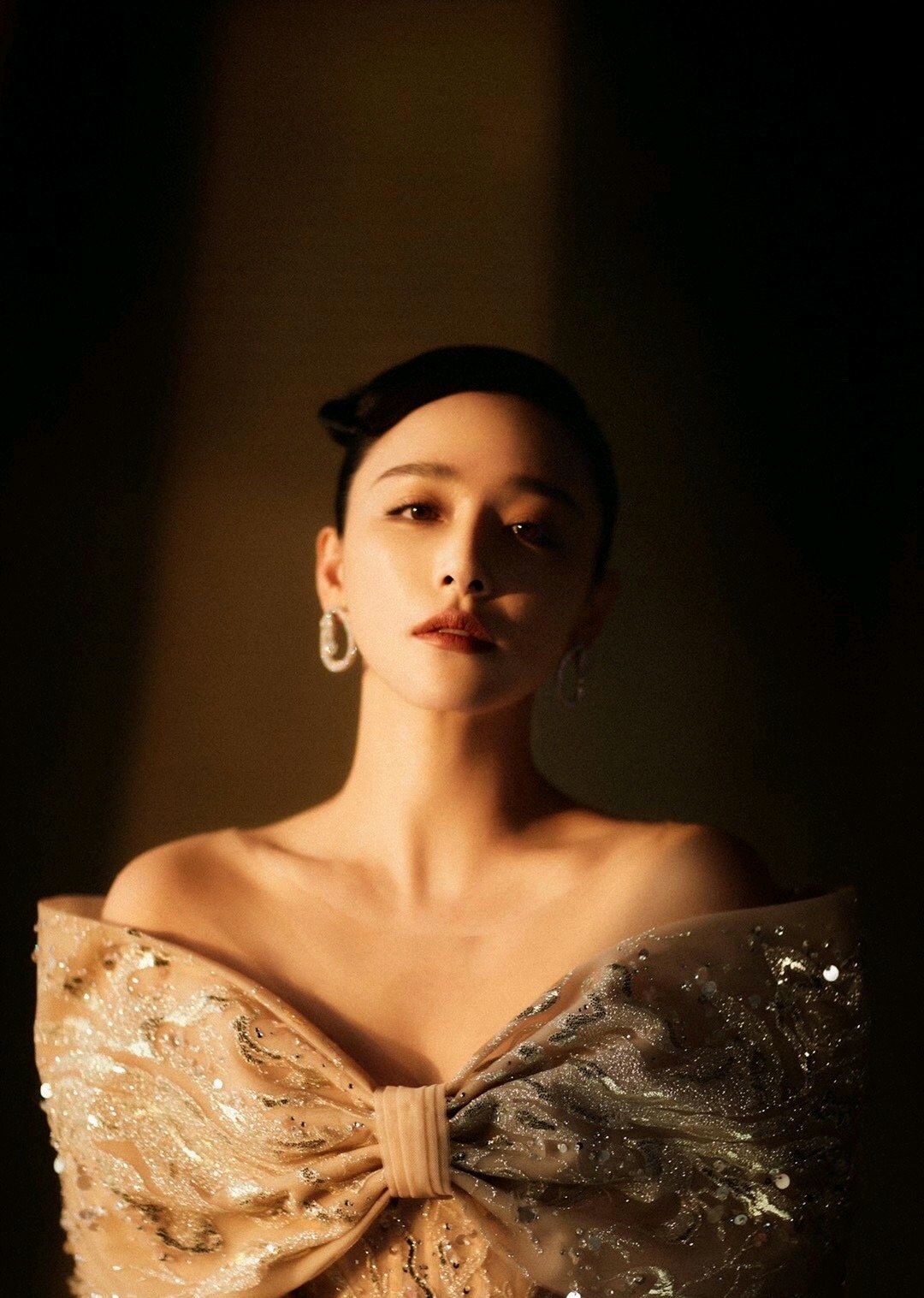 阚清子瘦身成功后,身穿蝴蝶结礼服,美丽的天鹅颈很迷人