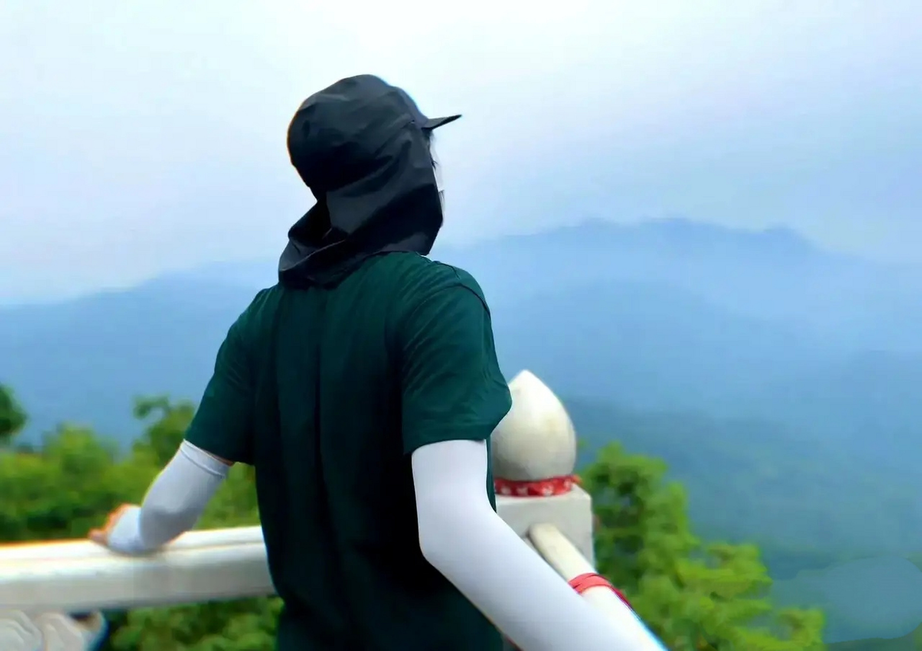 48岁钟汉良背影消瘦,腿长惊人,还分别在老君阁和朝