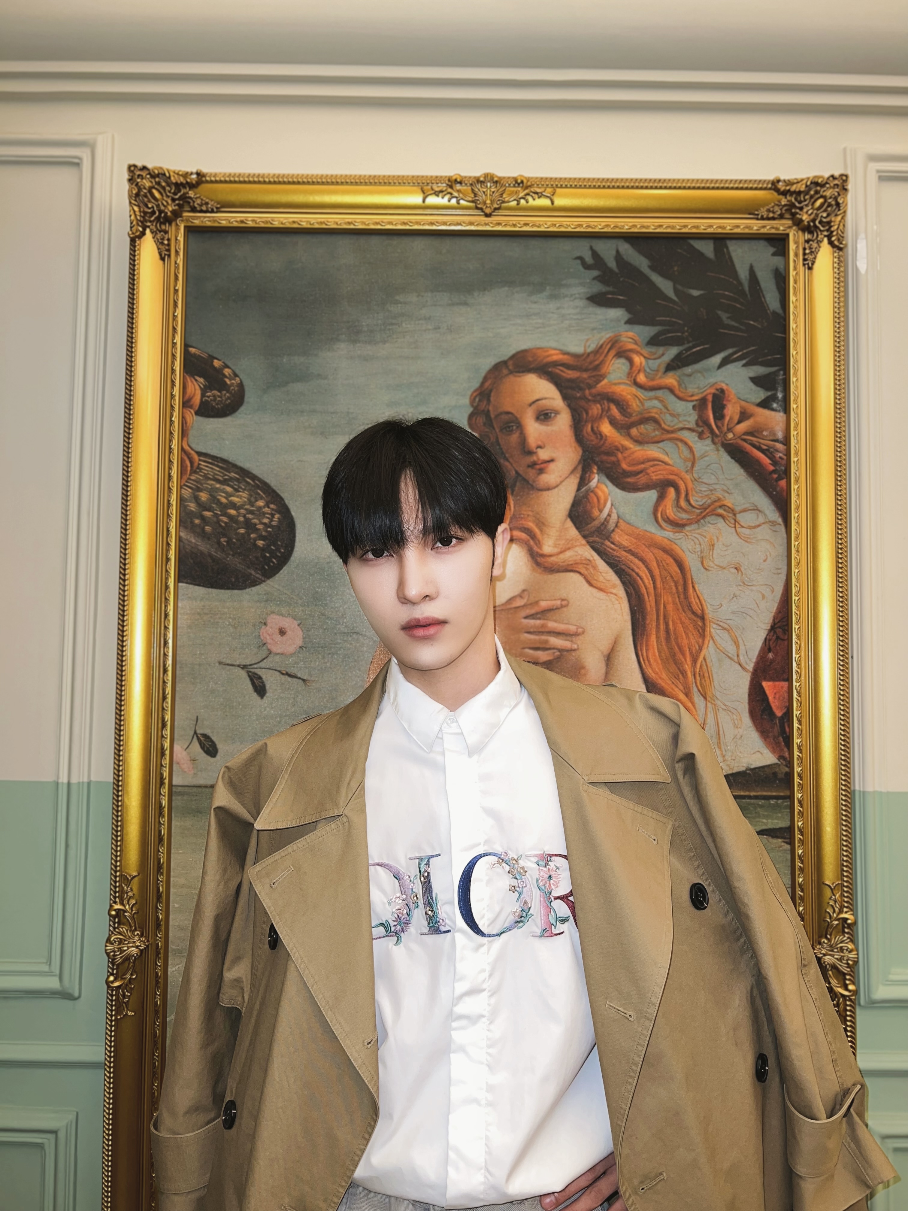 歌手韩松咖啡厅硬照