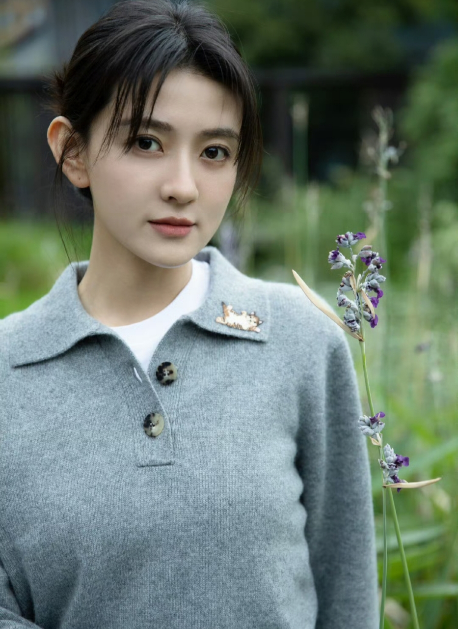 梁洁温柔低盘发,低盘发是梁洁的美丽开关,梁洁灰色针织衫 盘发造型,好