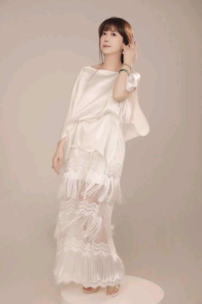 53岁的孟庭苇保养得真好,一袭白色绸缎连衣裙尽显温柔优雅,看起来仙气