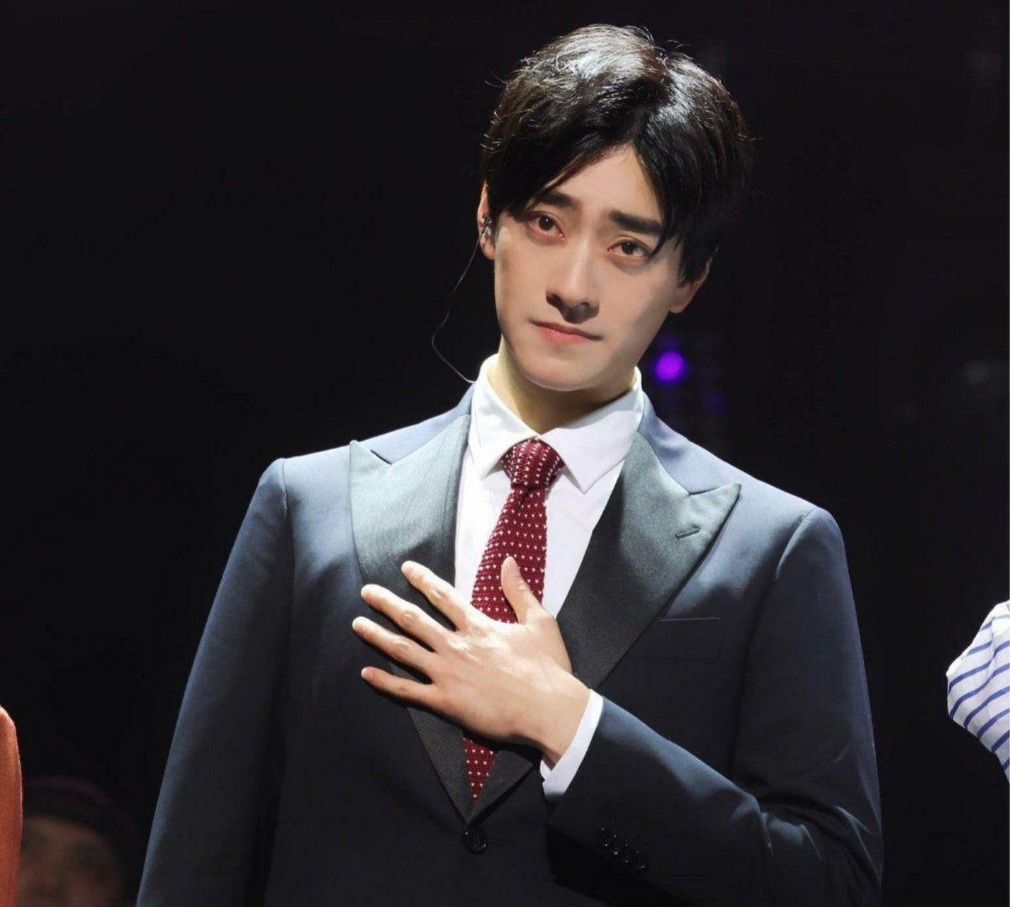 郑云龙的妈妈才是大美女! 戏曲演员出身,浓眉大眼,肤白貌美的.