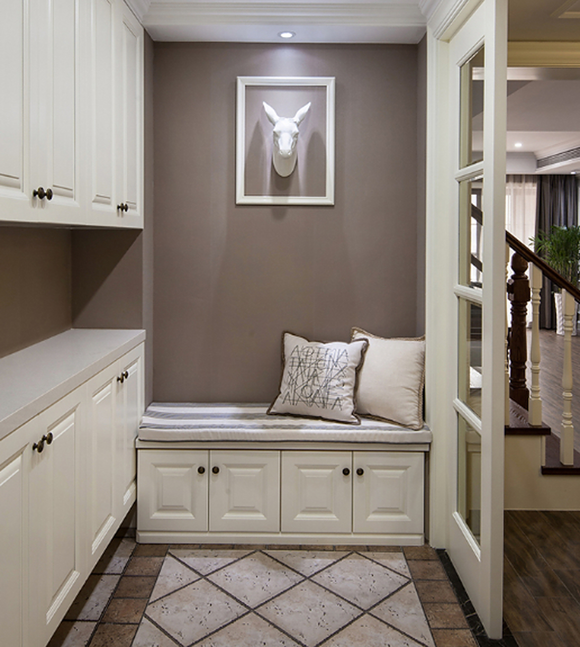 入户玄关位置是家庭装修中的一个重要位置,一进门我们首先看到的就是