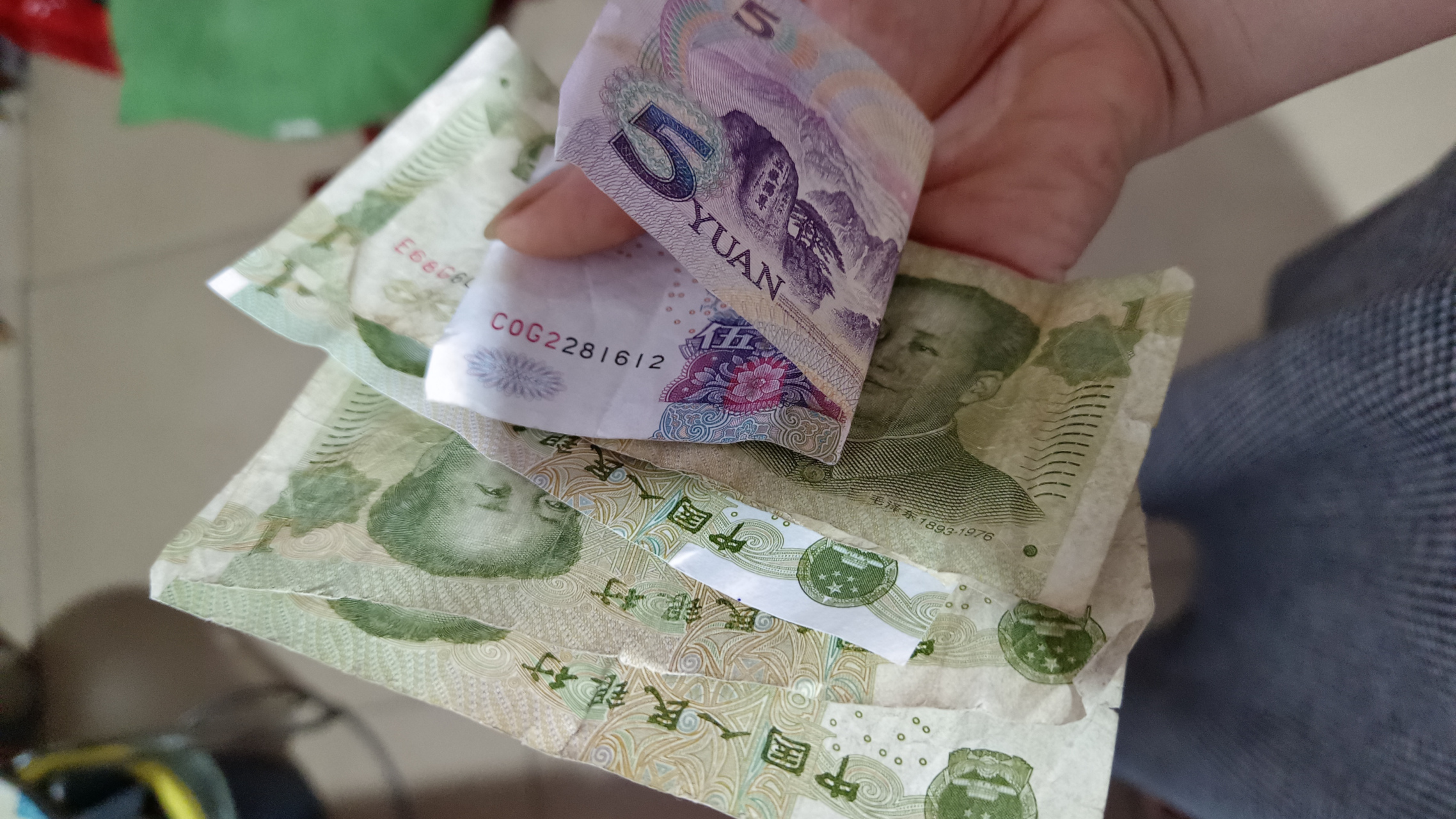 [钱袋]今天中午我给宝宝洗衣服,发现12岁孩子的裤兜儿里有11块钱,一个