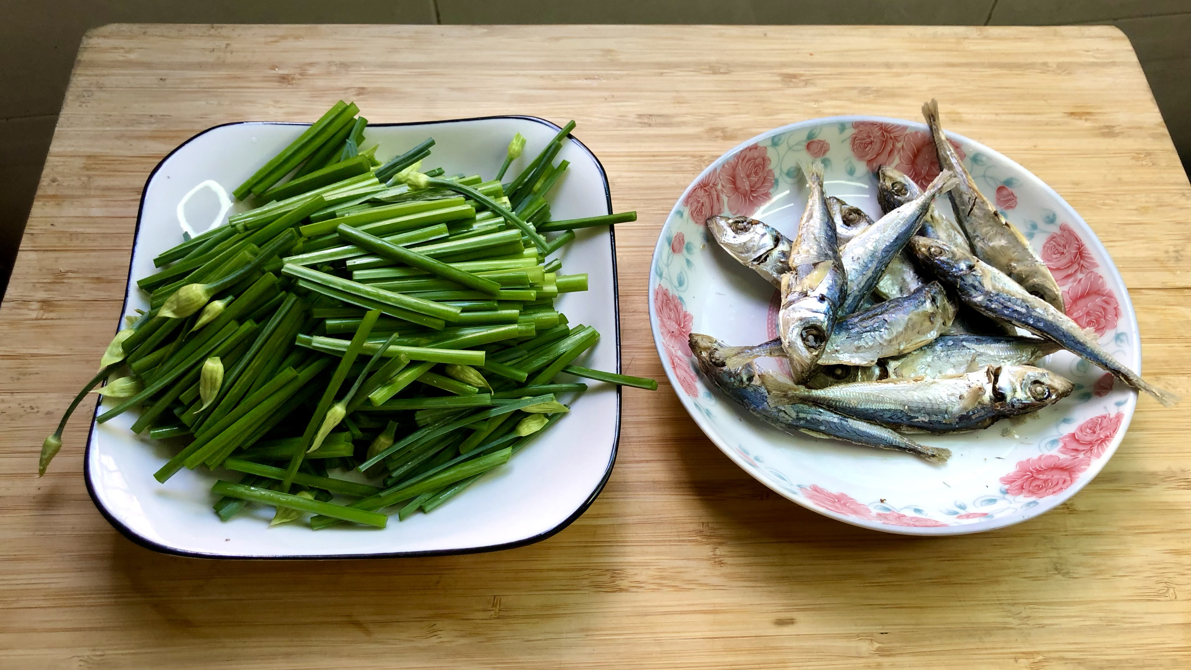 海边特色美食“巴浪鱼干”,加一把韭菜花,就是一道下酒下饭菜