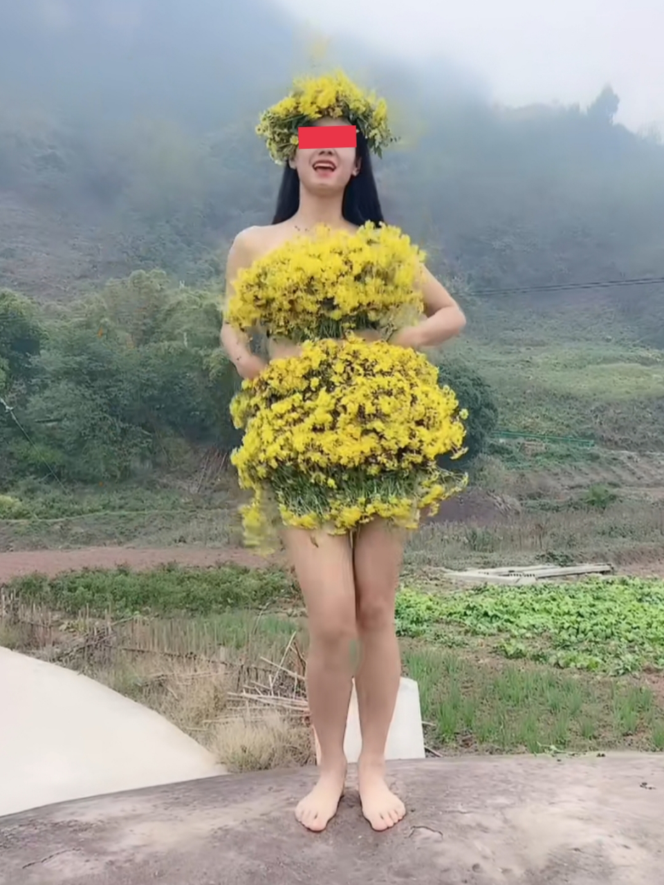 村里的网红小姐姐,为了找到流量密码,也是煞费苦心啊!