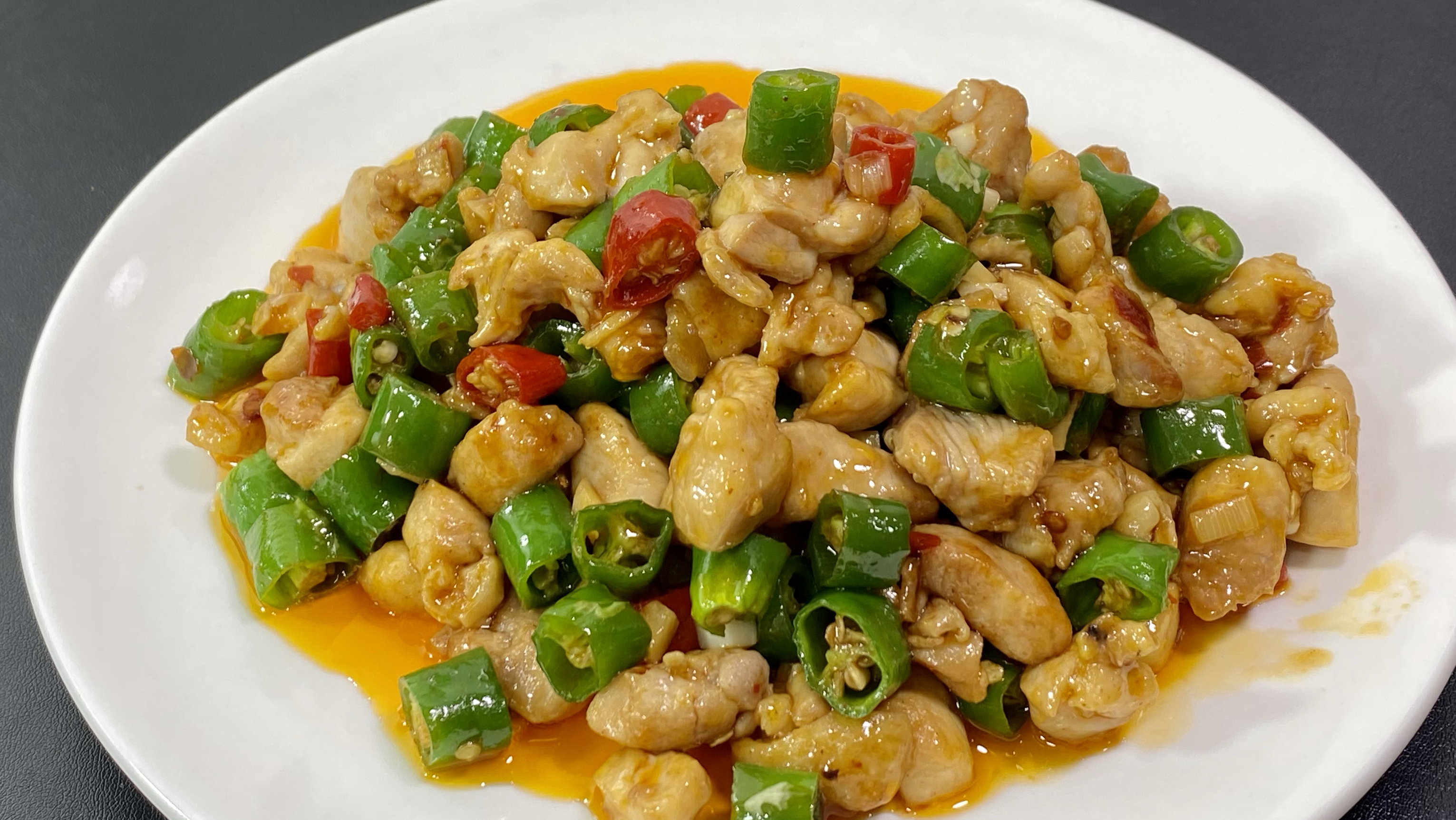 很多人炒鸡肉发柴还不好,那是做法不对,这样炒的鸡肉鲜嫩爽滑