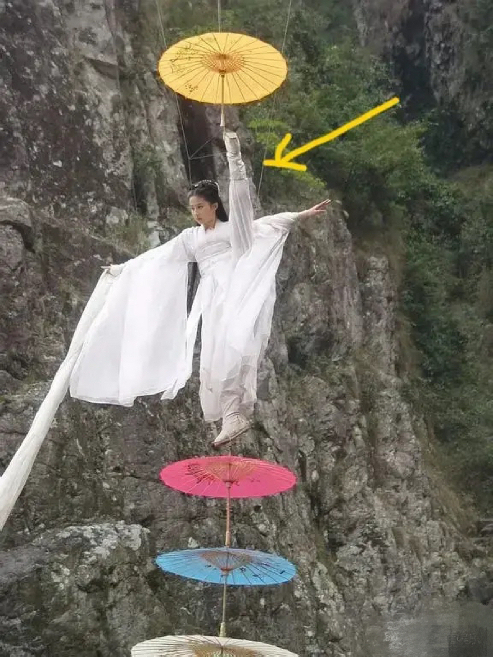 劈叉,左边是刘亦菲,右边是赵丽颖,你觉得谁的难度大?