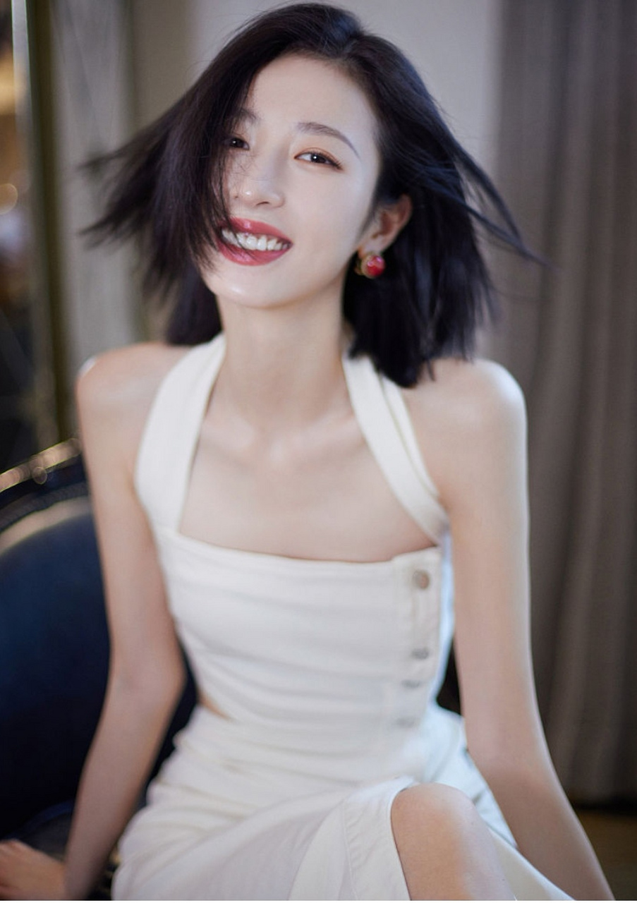 2021年6月6日,周雨彤icon出席 sk - iiicon 品牌直播活动并拍摄写真.