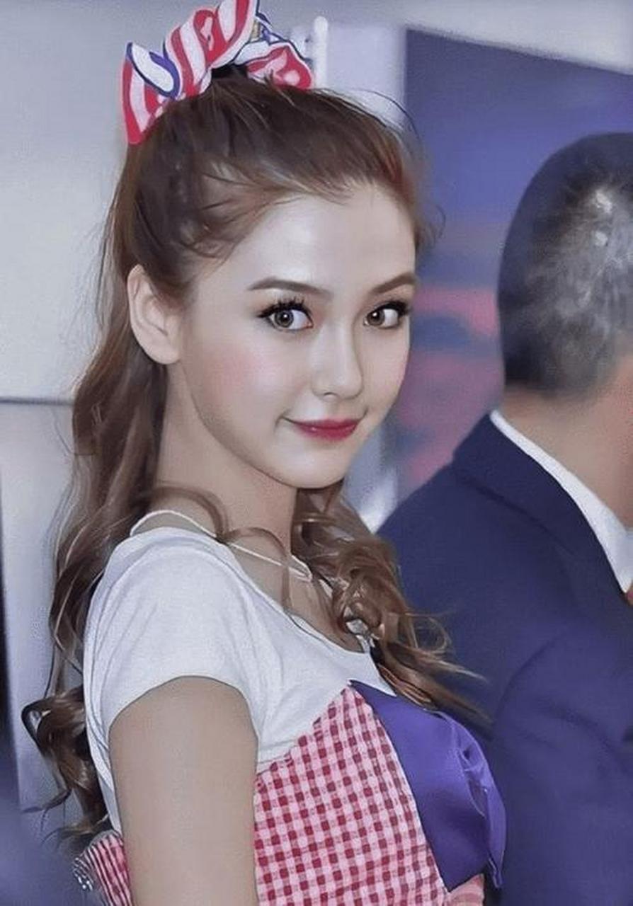 杨颖模特时期的妆容好清秀,那时的她就已经走在时尚前列了#动态创作月