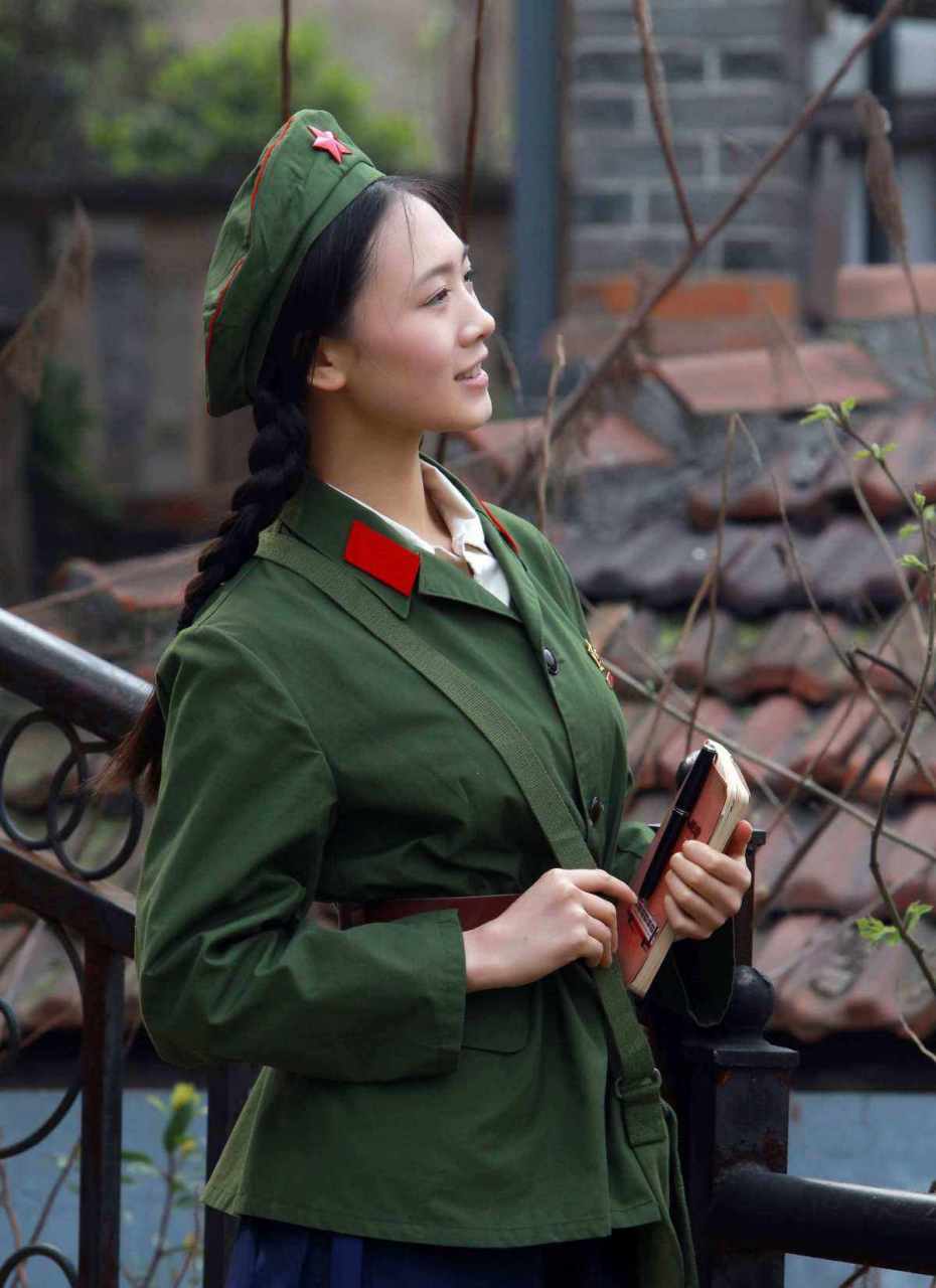 65式军服缺点就红领章,太扎眼.实战很多官兵都下了红领章.