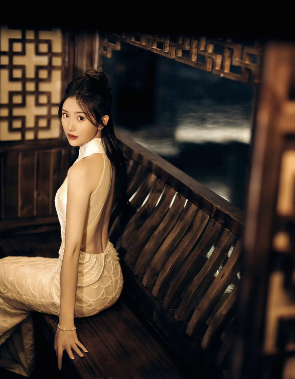 毛晓彤中秋新中式造型# 毛晓彤中秋新中式月牙白旗袍造型,真的好美呀