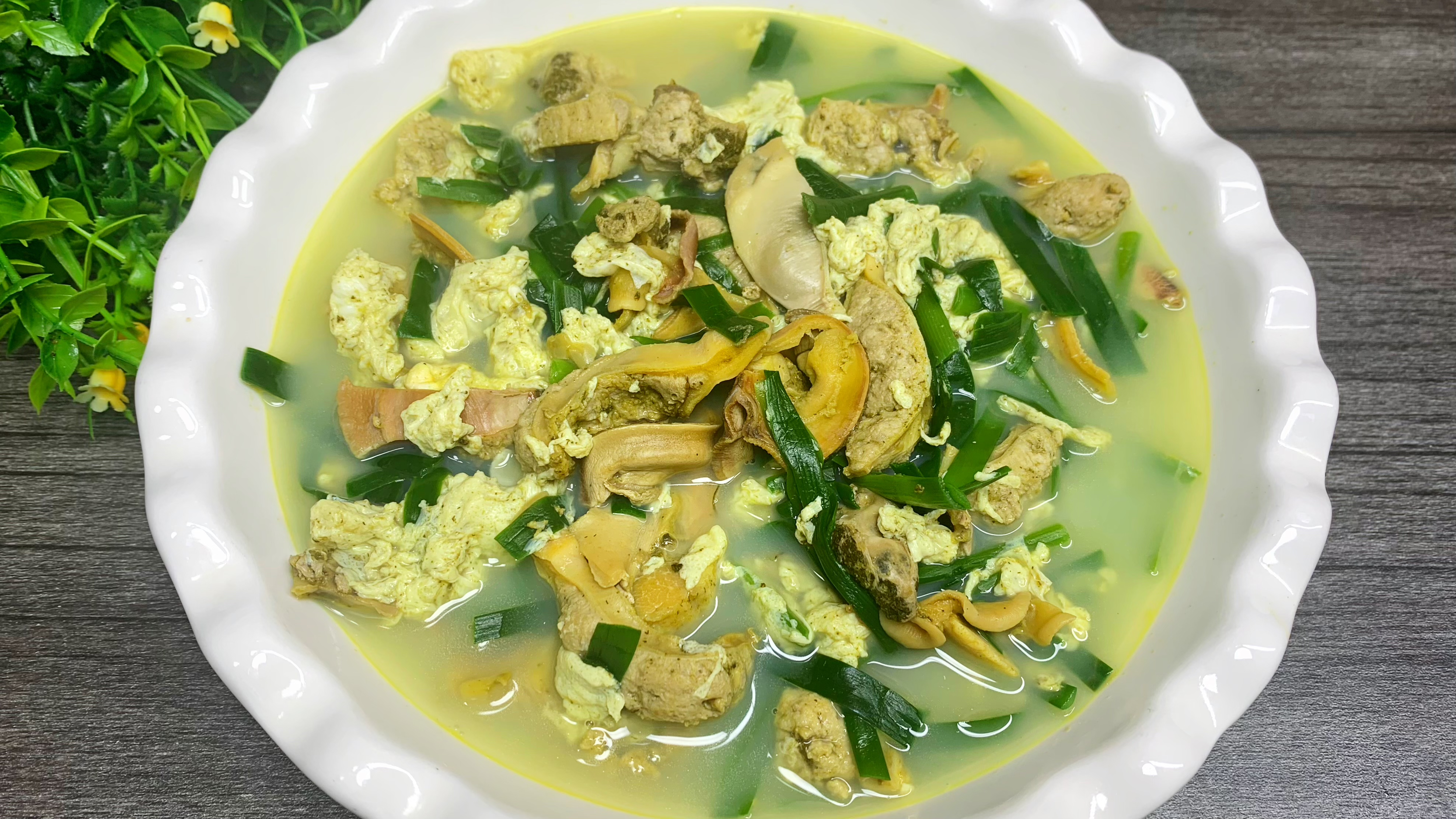 苏北盐城特色美食,韭菜河蚌鸡蛋汤,汤鲜味美,营养丰富又好喝