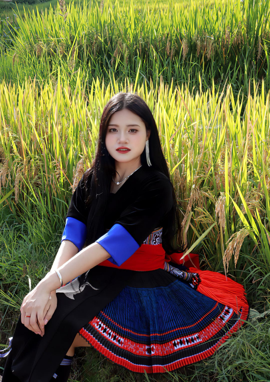 单身的苗族小姐姐# 在云南边陲的一个山村里,生活着一位名叫小芳的