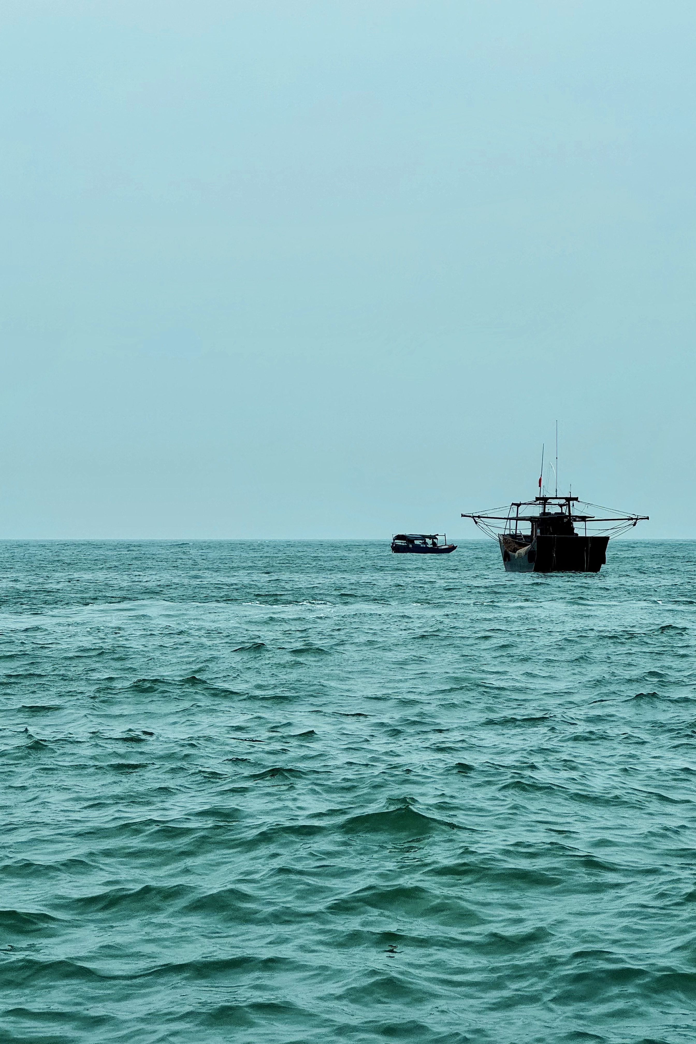 在涠洲岛乘游艇出海海钓