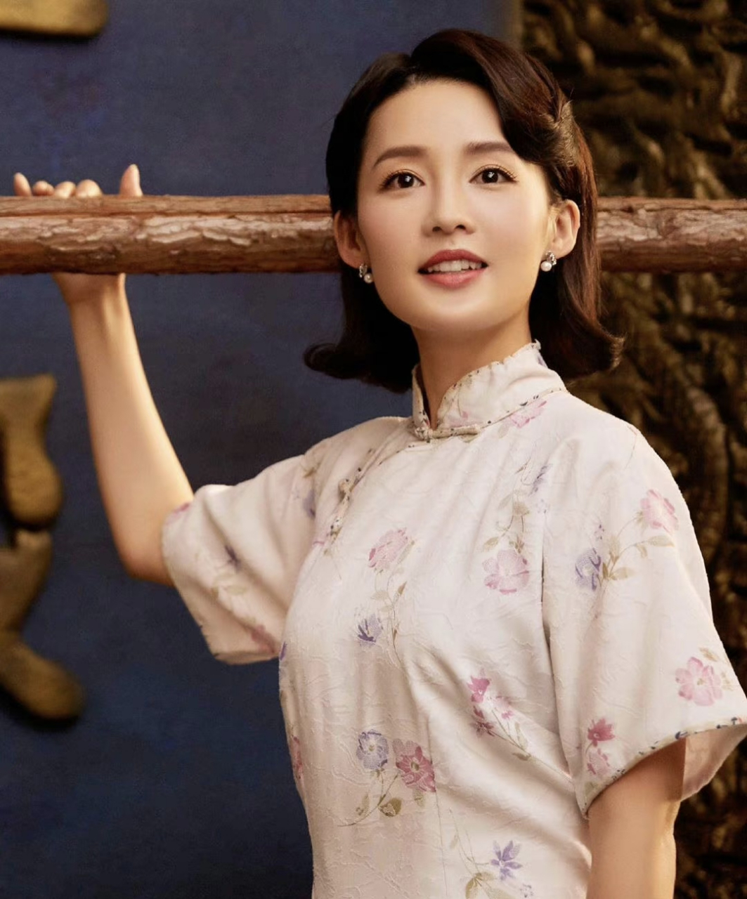 李沁旗袍造型优雅端庄,气质温婉.