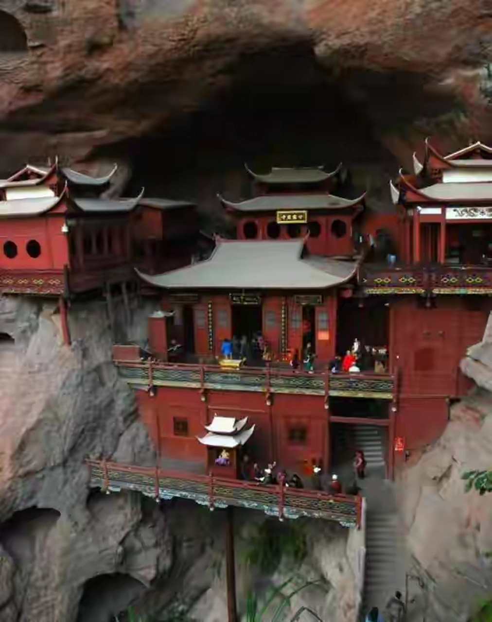 甘露岩寺位于武夷山南端泰宁县的大金湖中的一个崖洞之中,这里山清