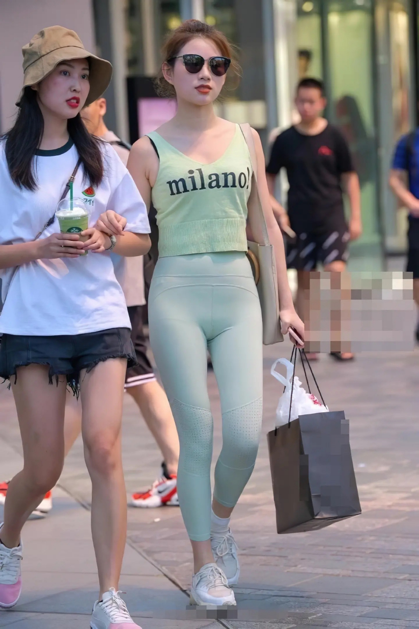 蜜桃街拍|瑜伽裤的诱惑,一般人顶不住,你喜欢这样的小心机吗?