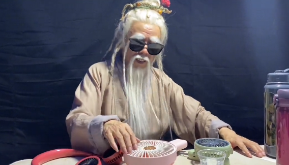 65岁潘长江走出网暴阴影,扮葫芦娃爷爷玩打碟,手舞足蹈兴致嗨