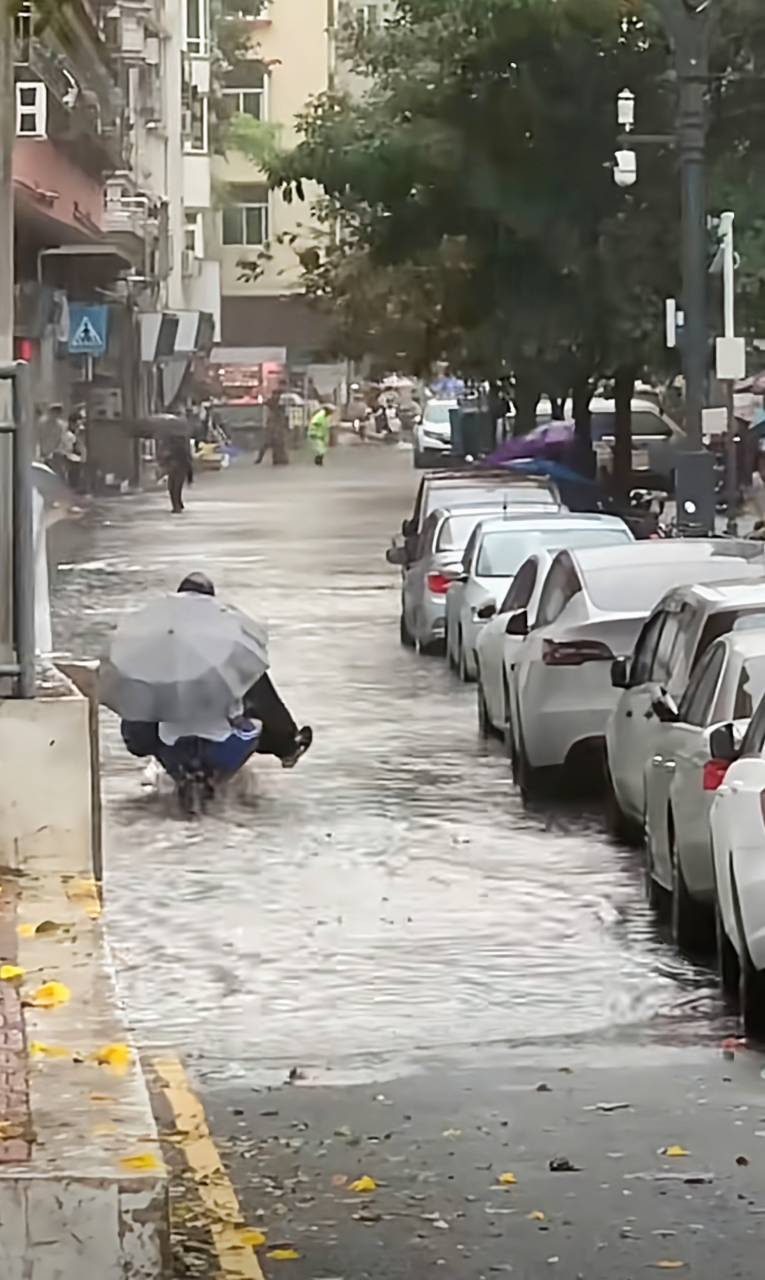 大家在下雨天骑电动车,可不要看到积水就想着趟过去啊.